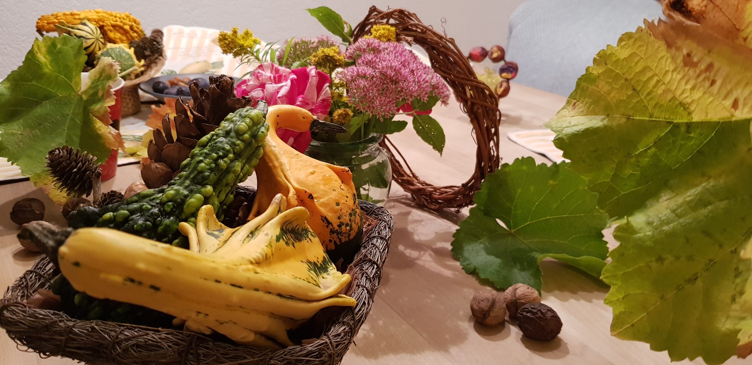herbstliche Deko Korb Kürbis